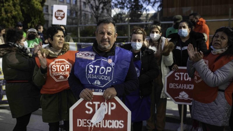 Richard Rodríguez protesta junto a activistas de la PAH contra su noveno intento de desahucio, este lunes, a las puertas de la sede del fondo buitre Cerberus, en la calle Serrano de Madrid.