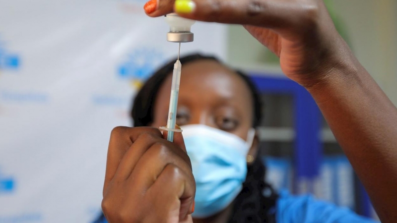Personal médico keniano se prepara para administrar una dosis de la vacuna Moderna contra Covid-19 a un residente de Nairobi, como parte de una campaña de vacunación en el hospital Radiant en Nairobi, Kenia, 01 Diciembre de 2021.