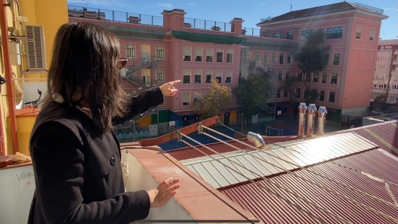 Noelia Cabezas enseñando a Público desde su las chimeneas