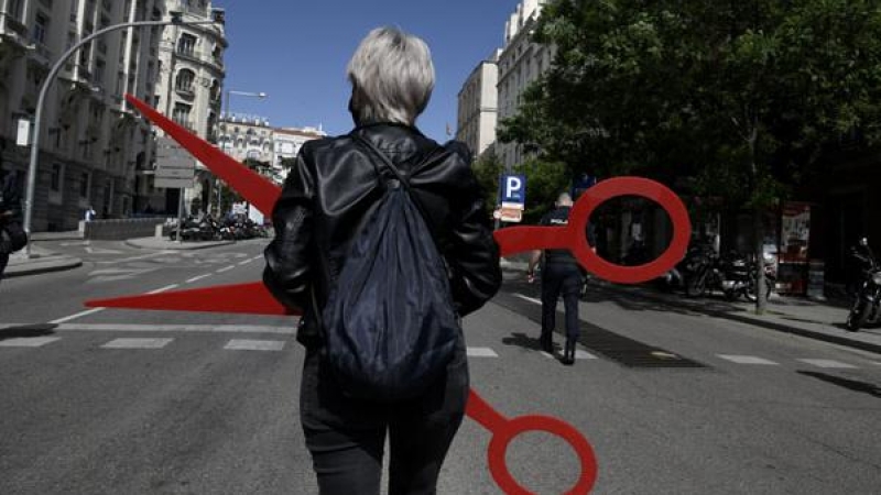 Una persona del sector de la estética acude con unas tijeras a una manifestación organizada desde el Paseo del Prado hasta el Congreso de los Diputados, a 17 de mayo de 2021, en Madrid.