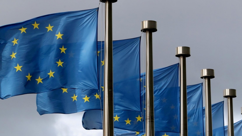 07/12/21. Banderas de la UE en la sede de la Comisión Europea en Bélgica.