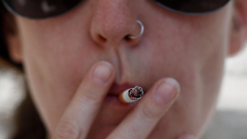 ARCHIVO. Mujer fumando un cigarro.
