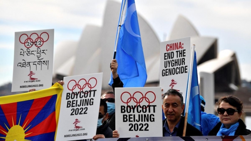 En esta foto de archivo tomada el 23 de junio de 2021, los manifestantes sostienen carteles y pancartas mientras asisten a una manifestación en Sydney para pedir al gobierno australiano que boicotee los Juegos Olímpicos de Invierno de Pekín 2022.