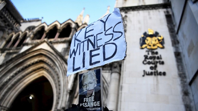 Una pancarta a las afueras del Tribunal Superior de Londres, este viernes.