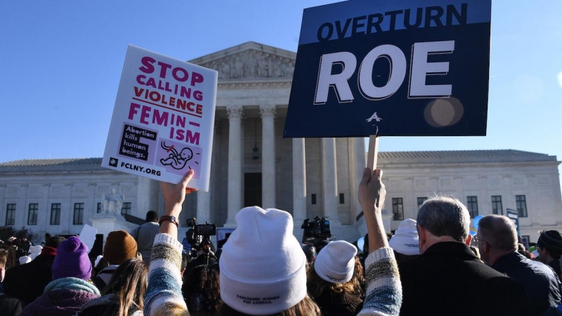 Imagen de archivo tomada el 1 de diciembre de 2021 en la que los defensores del derecho al aborto y manifestantes antiaborto se concentran frente a la Corte Suprema de los Estados Unidos en Washington, DC.