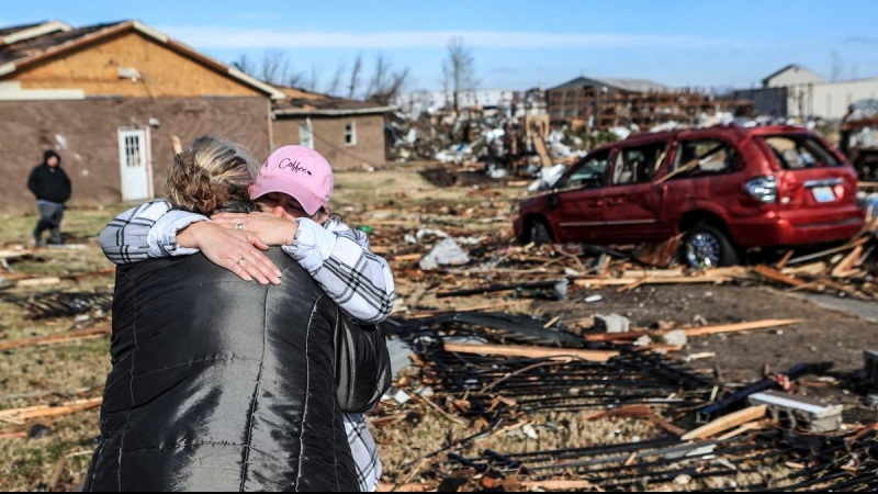 12/13/2021 Una mujer consuela a otra después de que la casa donde vivía con sus hijos fuera destruída por el tornado en la localidad estadounidense de Mayfield (Kentucky)