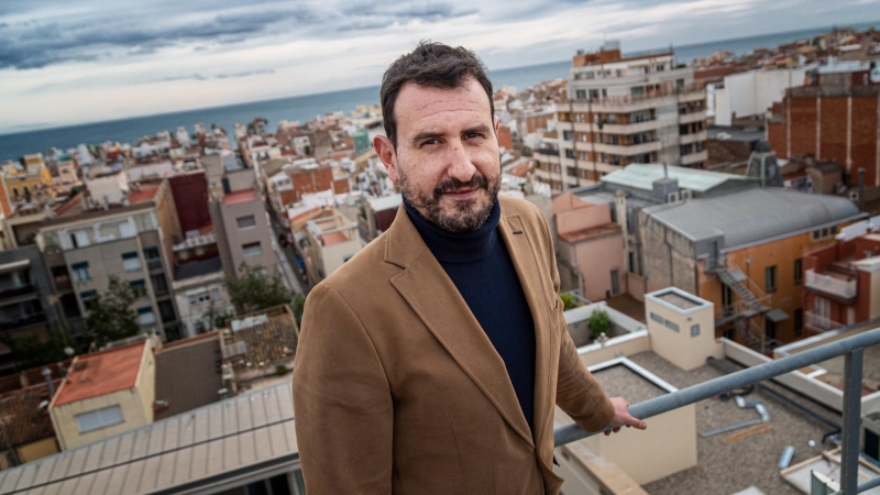 L'alcalde de Badalona, Rubén Guijarro, a la terrassa de l'edifici municipal del Viver.