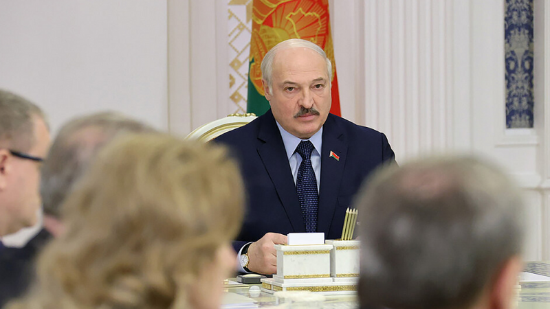 El presidente bielorruso, Aleksandr Lukashenko, preside una reunión con el grupo de trabajo que está redactando una nueva versión de la Constitución en Bielorrusia.