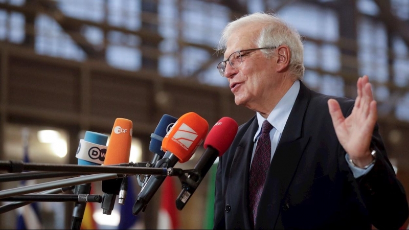 El Alto Representante de la UE para Asuntos Exteriores y Política de Seguridad, Josep Borrell, habla con la prensa antes del Consejo de Ministros de Asuntos Exteriores de Europa en Bruselas, Bélgica, 13 de diciembre de 2021.