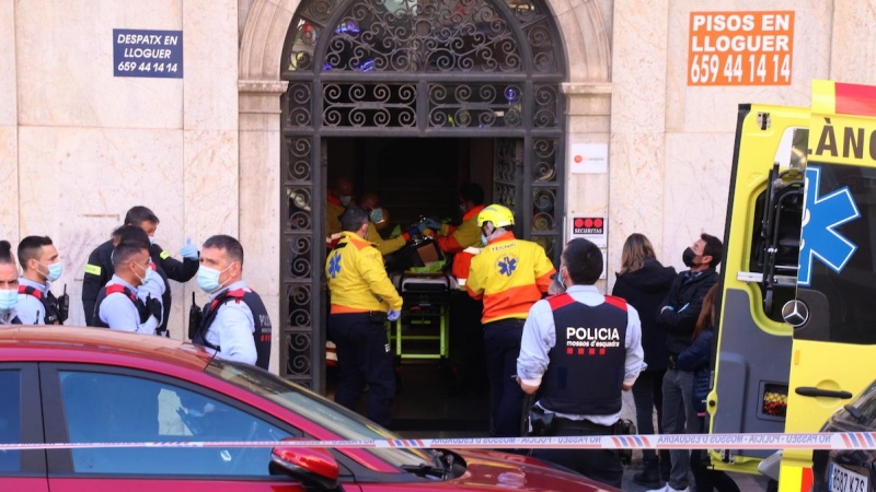 El SEM evacúa al hospital a uno de los heridos por los disparos efectuados por un hombre que se ha dado a la fuga en Tarragona, a 14 de diciembre de 2021.