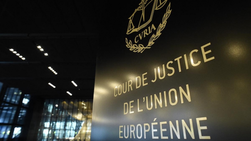 Una imagen del letrero y el logotipo del Tribunal de Justicia de la Unión Europea en Luxemburgo el 13 de enero de 2020.