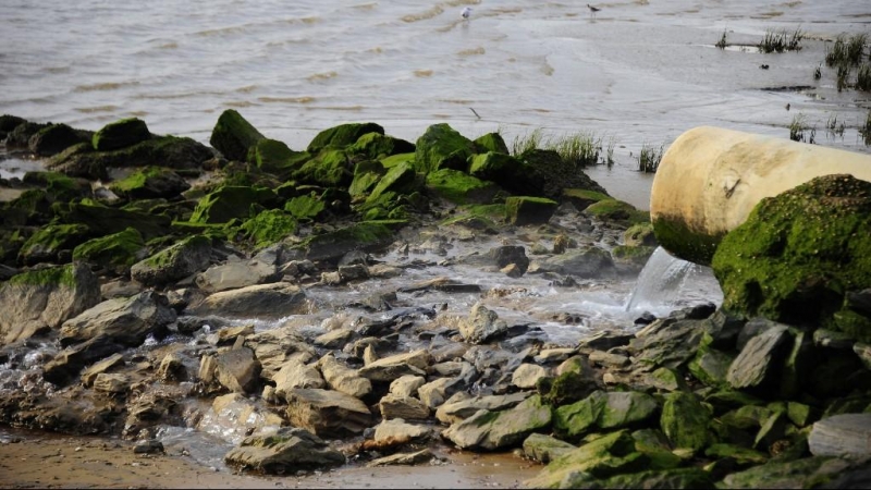 Una tubería de poste vierte residuos químicos en la ría de Huelva.