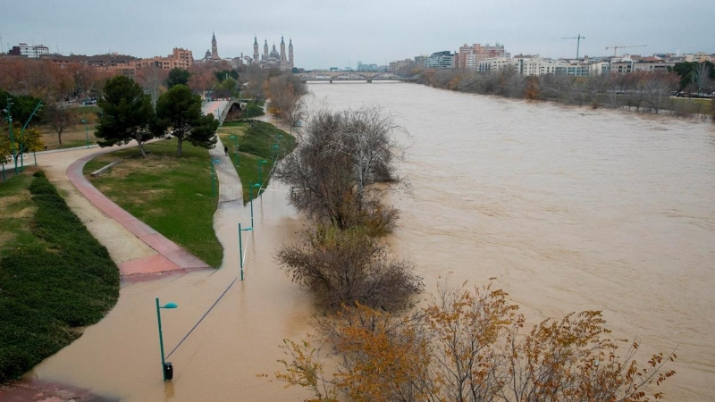 Varios parques ribereños de Zaragoza han tenido que ser cerrados por la crecida del Ebro.