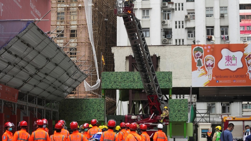 Los bomberos despliegan una escalera para rescatar a las personas atrapadas en el incendio en el World Trade Center en Hong Kong.
