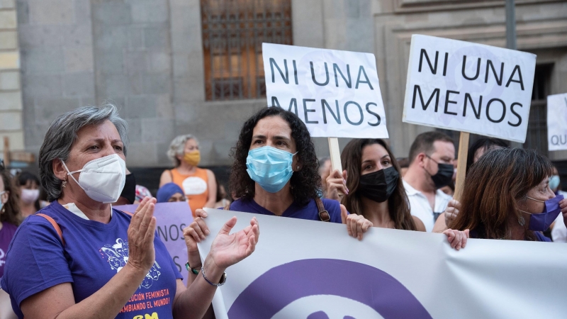Varias personas con carteles en los que se lee: 'Ni una menos', participan en una concentración feminista en la Plaza de la Candelaria en repulsa por 'todos los feminicidios', a 11 de junio de 2021.