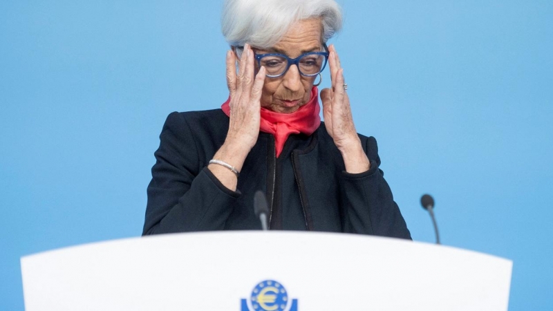 La presidenta del BCE, Christine Lagarde, ajusta sus gafas durante su comparecencia tras la reunión del Consejo de Gobierno de la entidad, en Fráncfort. REUTERS/Thomas Lohnes/Pool
