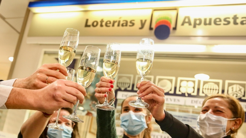 22/10/2020 Clientes y loteros de una administración de Lotería celebran que les tocara el Segundo Premio del Sorteo Extraordinario de Lotería de Navidad 2020