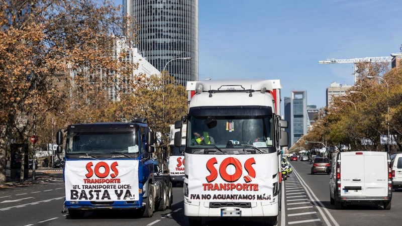 Concentración de transportistas con sus camiones en el centro de Madrid.
