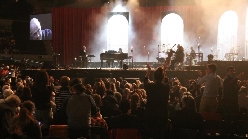El públic del palau Sant Jordi amb Lluís Llach interpretant la primera cançó del concert.