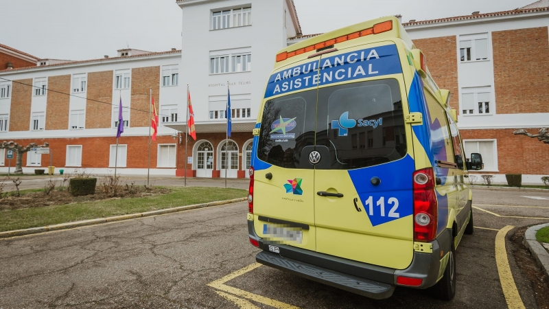 Una ambulancia a las puertas de Hospital General San Telmo