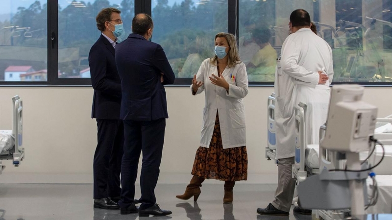 Feijóo (izquierda) y Eloína Núñez (centro), durante una visita del primero al Hospital Clínico de Santiago en octubre del año pasado.