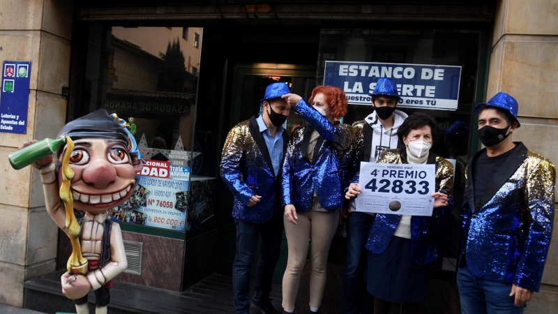 Los trabajadores e una administración de Oviedo celebran haber vendido el cuarto premio de la Lotería de Navidad este miércoles.