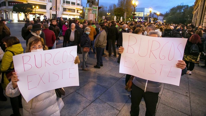 Dos personas sostienen pancartas donde se lee 'Burgos existe', en una manifestación para reclamar comunicaciones por tren y por carretera para Burgos, a 20 de noviembre de 2021, en Burgos, Castilla y León.