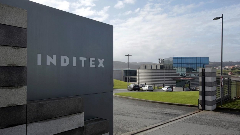 El logo de Inditex, en la entrada de la factoría de Zara en Arteixo (A Coruña), donde tiene la sede la multinacional textil gallega. REUTERS/Miguel Vidal
