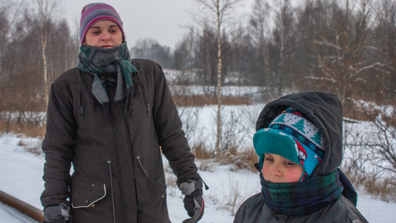 Una madre junto a su hijo, en las afueras de la ciudad lituana de Visaginas.