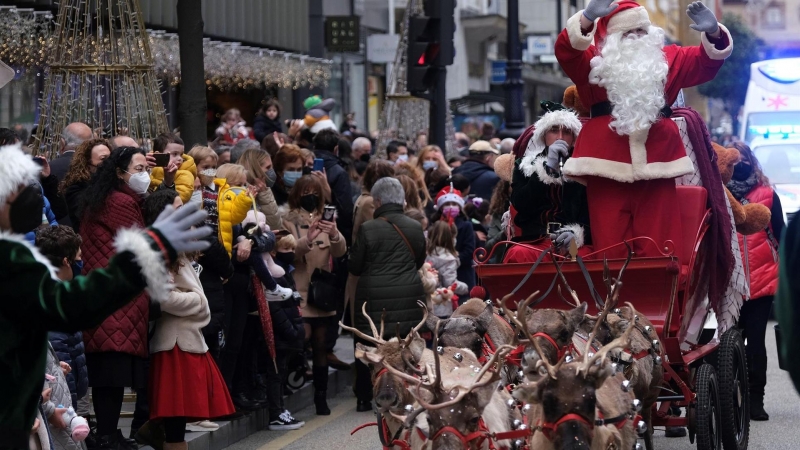 Cabalgata de Papá Noel, sus elfos y sus renos por las calles de Oviedo este viernes.