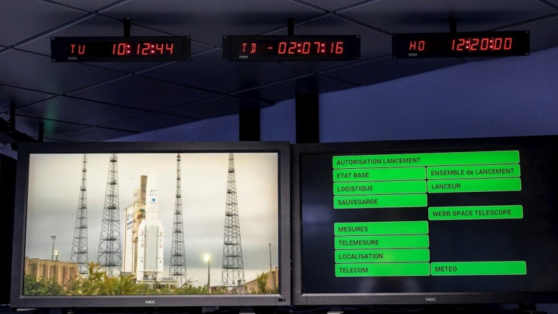 Monitores en la Guayana Francesa que muestran el cohete Ariane 5 de Arianespace antes de su lanzamiento.
