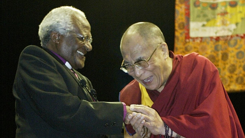 Fotografía de april de 2004 de Desmond Tutu junto a Tenzin Gyatso, el decimocuarto dalai lama.