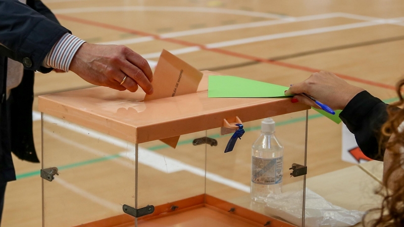 Foto de archivo. Un ciudadano vota en el colegio electoral.