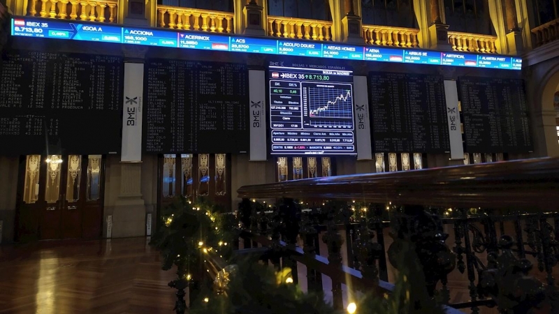Vista de los paneles informativos en el interior de la Bolsa de Madrid, en la última sesion de 2021. EFE/ Vega Alonso