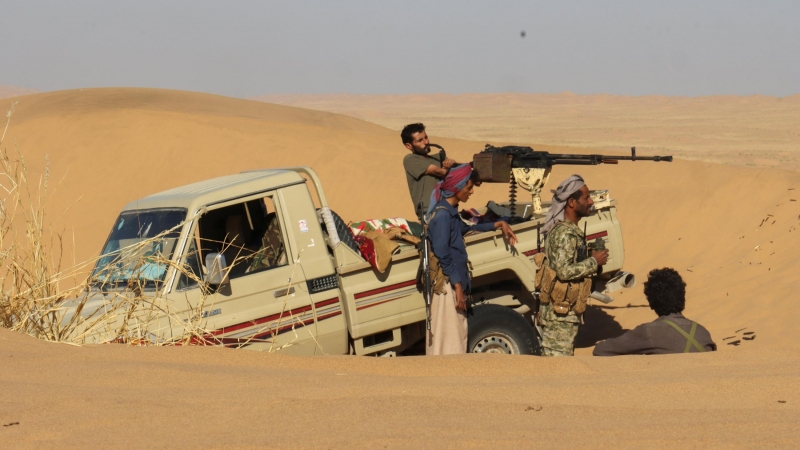 06/12/2021 Los combatientes tribales progubernamentales toman posiciones en una zona desértica al sureste de Marib, Yemen