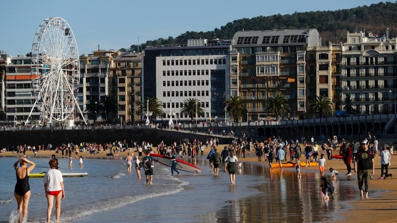 Donostiarras y turistas disfrutan de un dia soleado con altas temperaturas en la playa de la Concha de San Sebastián.
