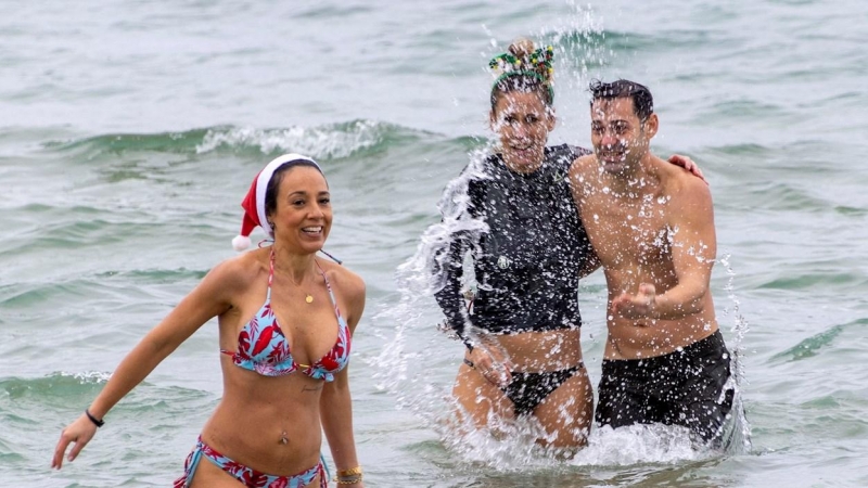 Un grupo de personas toma su primer baño del año durante las celebraciones de Año Nuevo en la playa de Ciudad Jardín en Palma de Mallorca, este sábado.