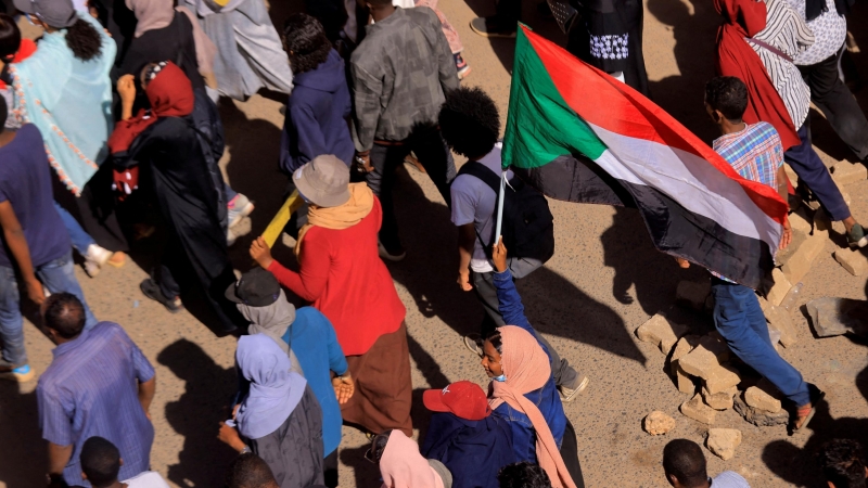30/12/2021 Los manifestantes marchan durante una manifestación contra el gobierno militar tras el golpe de estado del mes pasado en Jartum