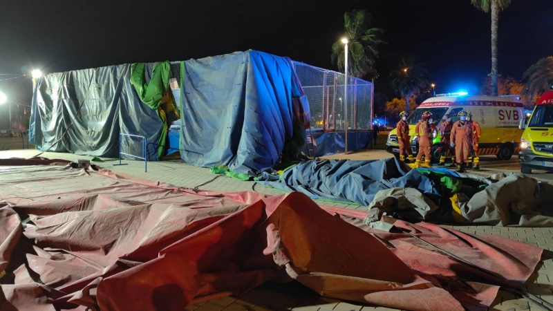 Bomberos junto al hinchable levantado por el viento en la Feria de Mislata - CONSORCIO BOMBEROS