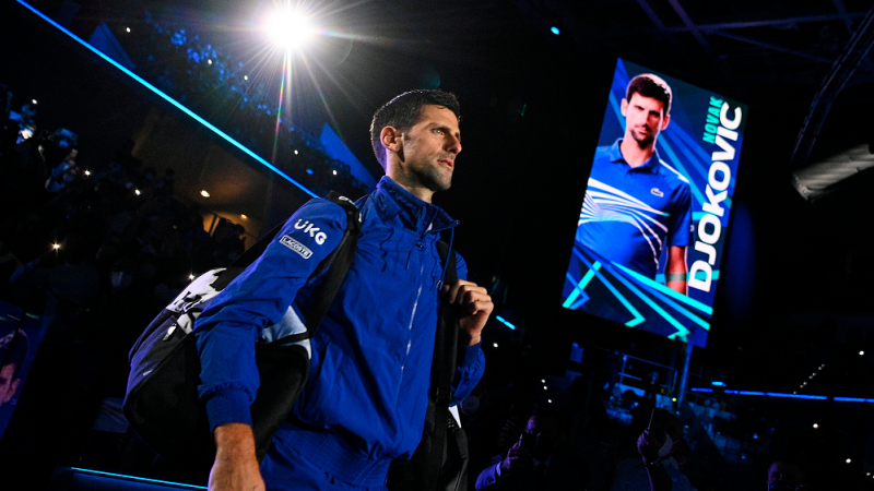 El tenista serbio Novak Djokovic entra a la cancha antes del inicio de su partido individual masculino de la fase de grupos contra el ruso Andrey Rublev en las Finales ATP en Turín.
