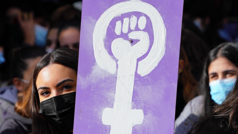 25/11/2021 Una alumna de la Universidad de Santiago con un cartel feminista durante una sentada feminista