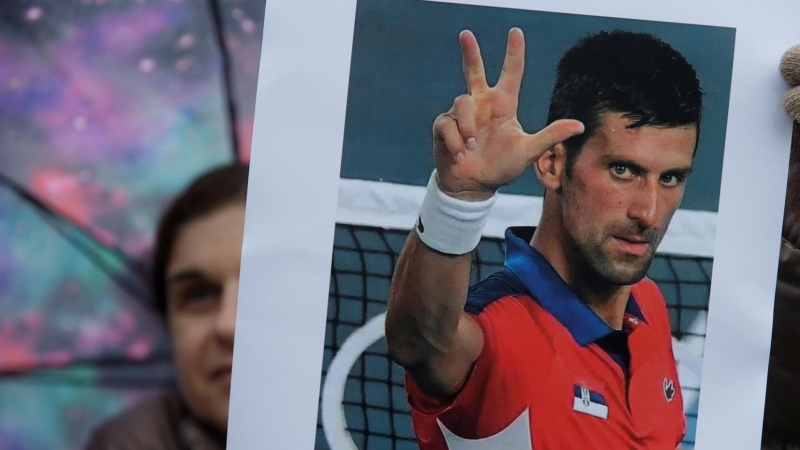 Un partidario del tenista serbio Novak Djokovic sostiene una foto durante una protesta de apoyo en Belgrado