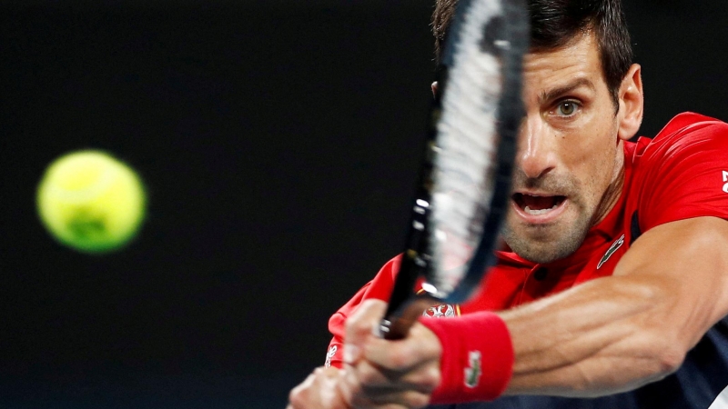 Novak Djokovic durante un partido individual contra el español Rafael Nadal.