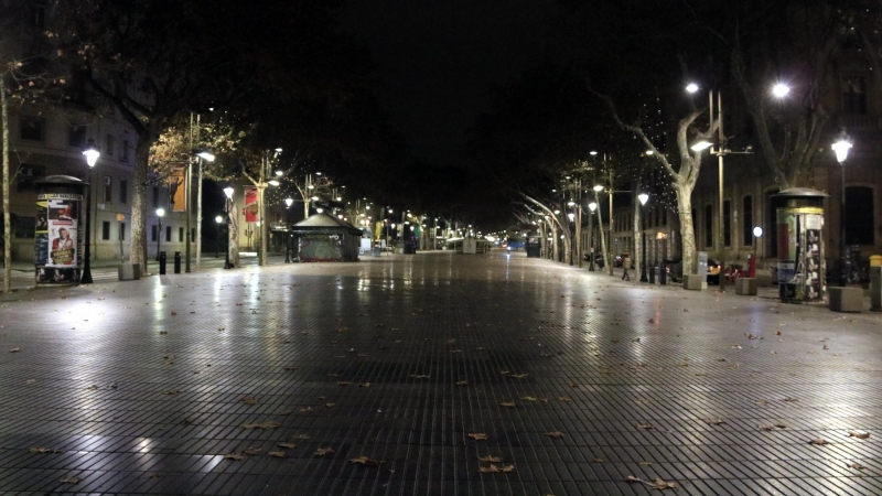 24/12/2021 - La Rambla de Santa Mònica, a Barcelona, durant les hores de toc de queda el passat 24 de desembre.