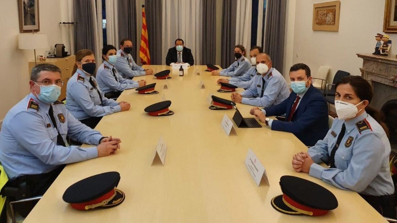 El conseller d'Interior, Joan Ignasi Elena, reunit amb membres de la nova estructura dels Mossos.