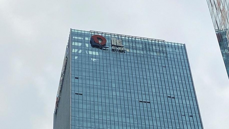 El logo de China Evergrande Group aparece parcialmente retirado de la que era su sede en Shenzhen, provincia de Guangdong, de la que ha tenido que desprenderse por sus elevadas deudas. REUTERS/David Kirton