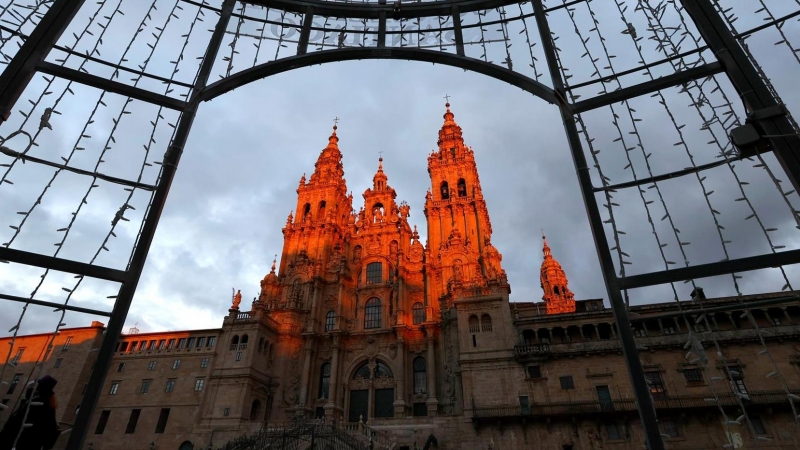 12/01/22. El sol ilumina la Praza do Obradoiro en Santiago de Compostela, a 12 de enero de 2022.