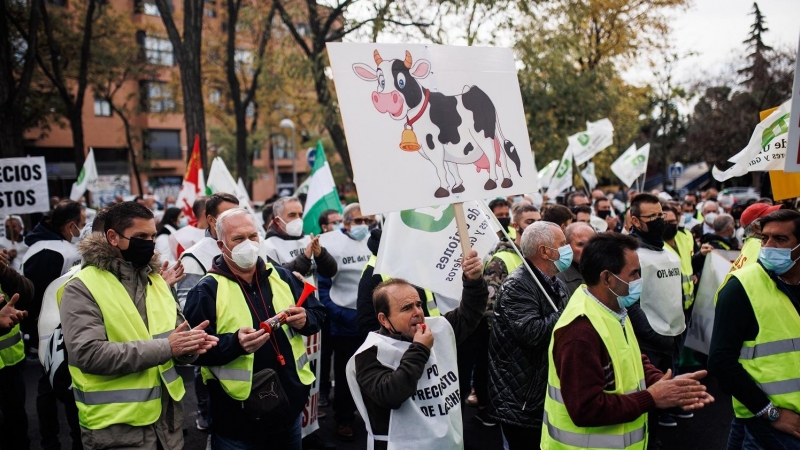 12/01/22. Ganaderos del sector lácteo protestan con la exigencia de precios que cubran los costes de producción de la leche, en Madrid, a 25 de noviembre de 2021.
