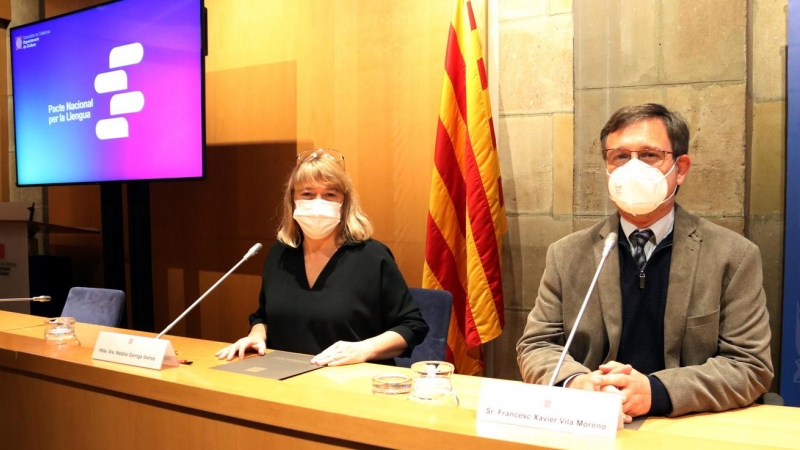 La consellera de Cultura, Natàlia Garriga, i el secretari de Política Lingüística, Francesc Xavier Vila, a l'inici de la roda de premsa de presentació del Pacte Nacional per la Llengua.