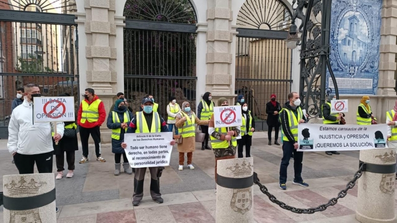Trabajadores transfronterizos manifestándose frente a la Delegación del Gobierno de Ceuta